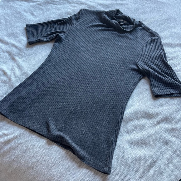 Top. - Picture 2 of 5